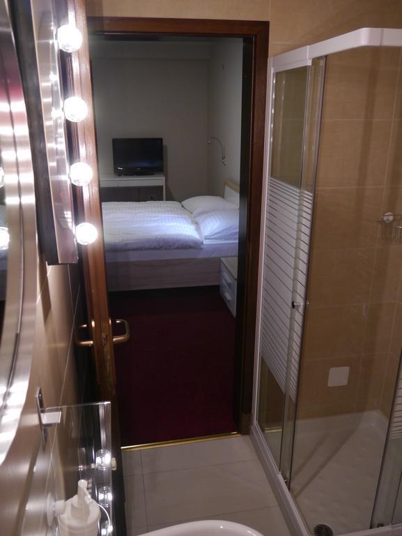 Boutique Hotel Barrel Sesvete Oda fotoğraf